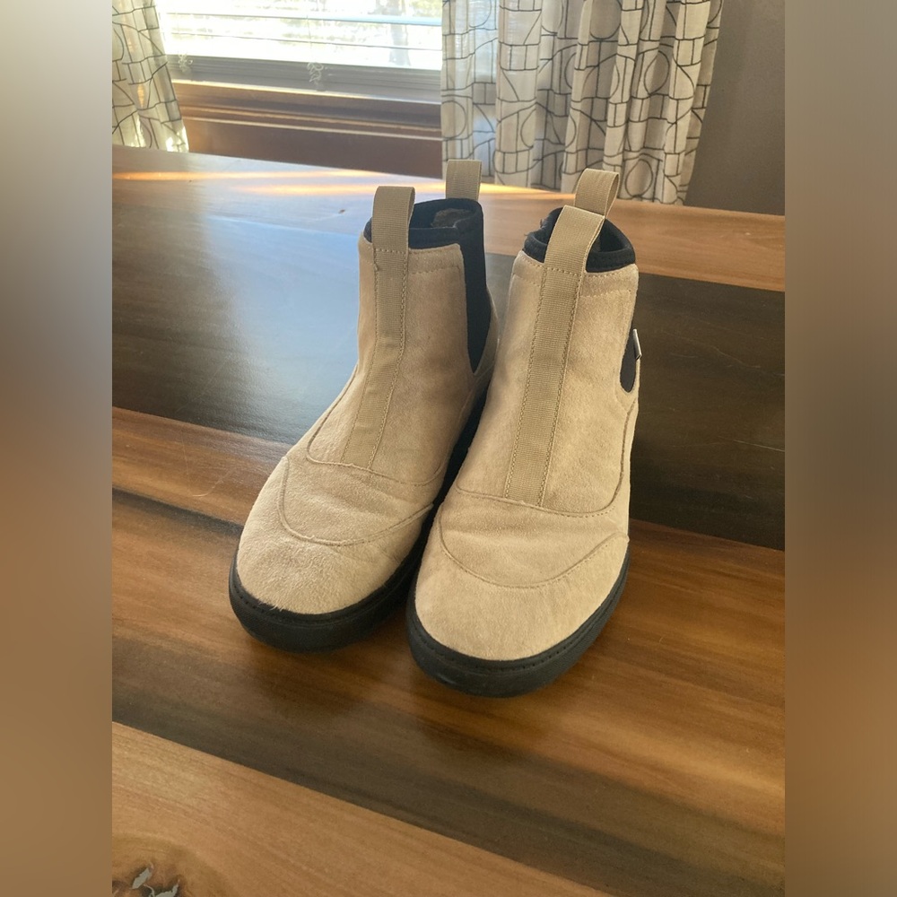 Women’s Vans Boots Size 8. Excellent Condition. Maybe worn 3 times